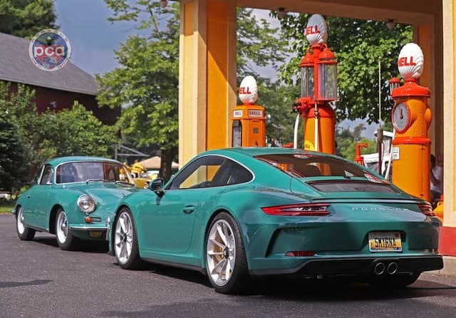 2018 Porsche 911 GT3 Touring in Exterior in Custom Color Non-Metallic — photo 5