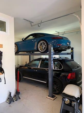2018 Porsche 911 GT3 Touring in Exterior in Custom Color Non-Metallic — photo 5
