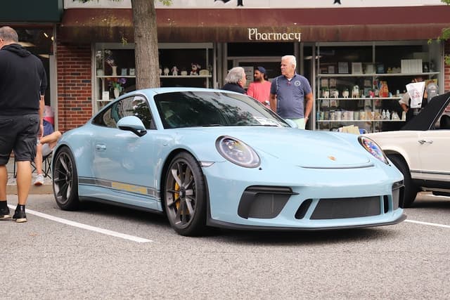 2018 Porsche 911 GT3 Touring in Exterior in Custom Color Non-Metallic — photo 2