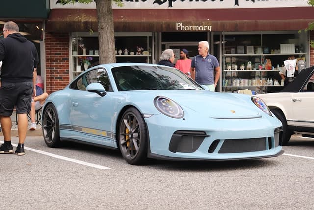 2018 Porsche 911 GT3 Touring in Exterior in Custom Color Non-Metallic — photo 4