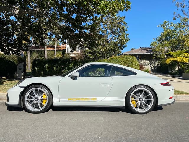 2018 Porsche 911 GT3 Touring in Exterior in Custom Color Non-Metallic — photo 4