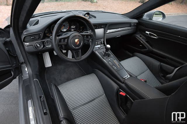 2019 Porsche 911 GT3 Touring in Exterior in Custom Color Metallic — photo 4