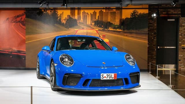 2018 Porsche 911 GT3 Touring in Exterior in Custom Color Non-Metallic — photo 6