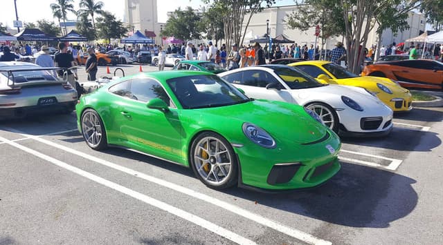 2018 Porsche 911 GT3 Touring in Exterior in Custom Color Non-Metallic — photo 3
