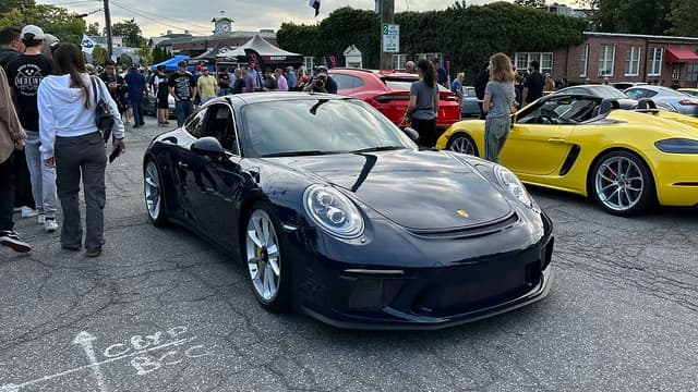 2018 Porsche 911 GT3 Touring in Exterior in Custom Color Non-Metallic — photo 4