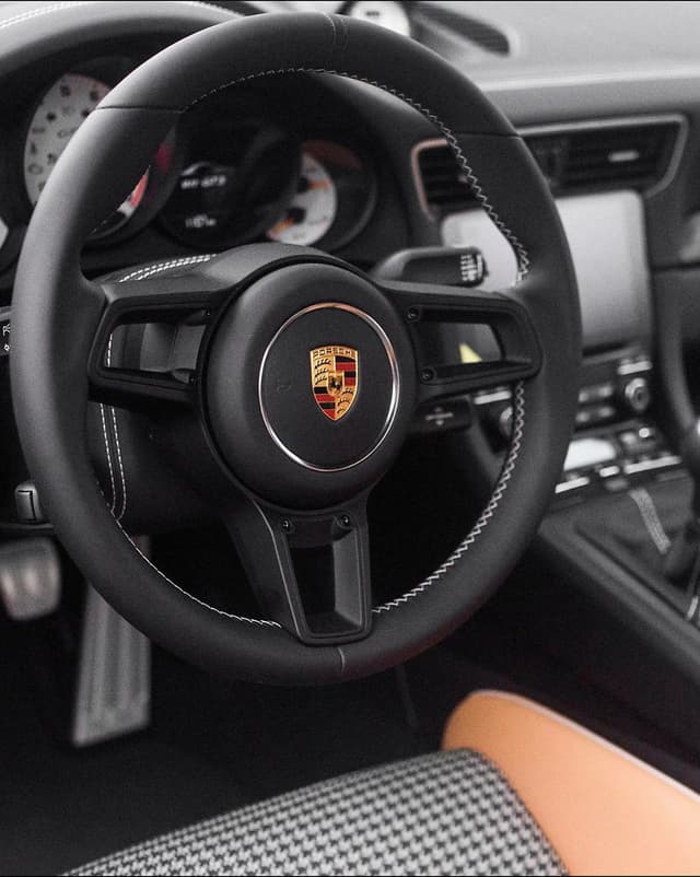 2018 Porsche 911 GT3 Touring in Exterior in Custom Color Non-Metallic — photo 4