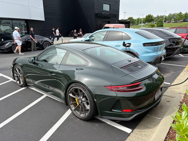 2018 Porsche 911 GT3 Touring in Exterior in Custom Color Non-Metallic — photo 4