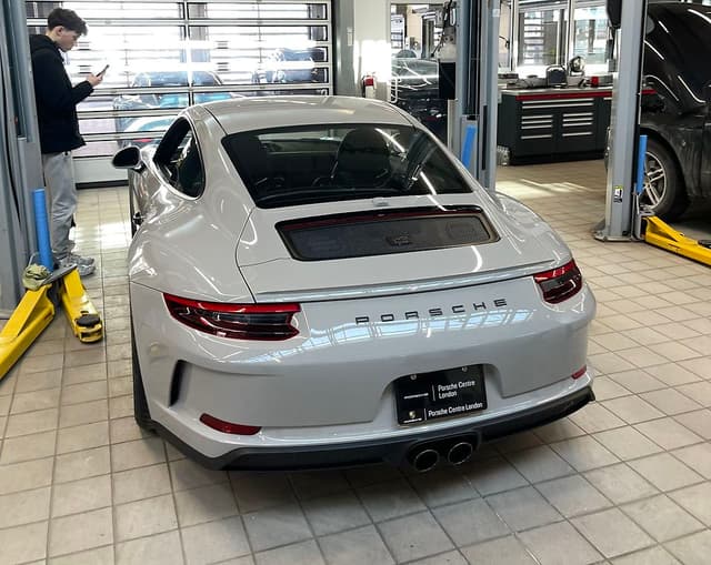 2018 Porsche 911 GT3 Touring in Chalk — photo 7