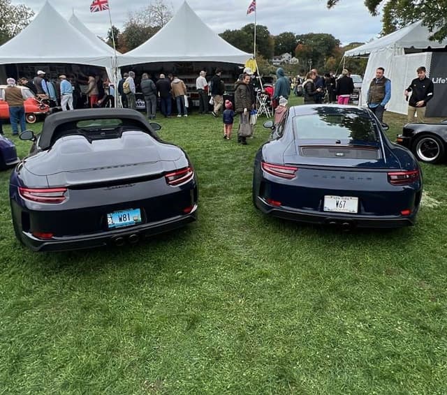 2018 Porsche 911 GT3 Touring in Exterior in Custom Color Non-Metallic — photo 2