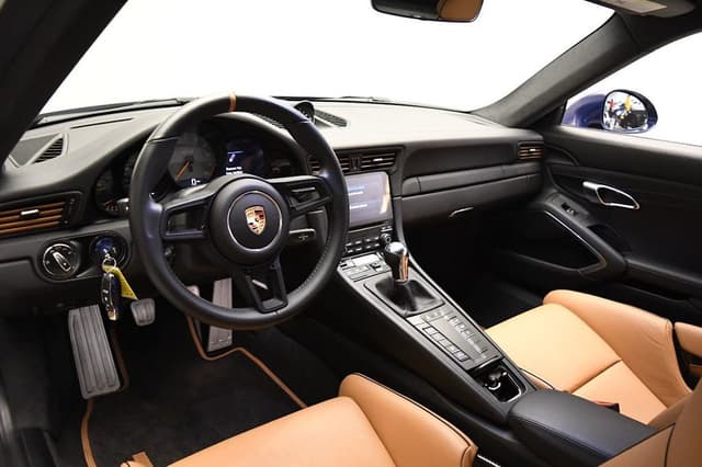 2018 Porsche 911 GT3 Touring in Exterior in Custom Color Non-Metallic — photo 4