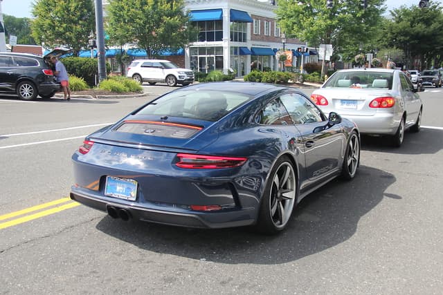 2018 Porsche 911 GT3 Touring in Exterior in Custom Color Non-Metallic — photo 6