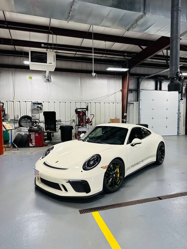 2018 Porsche 911 GT3 Touring in Exterior in Custom Color Non-Metallic — photo 3