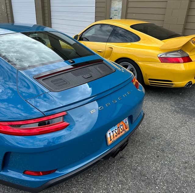 2018 Porsche 911 GT3 Touring in Exterior in Custom Color Non-Metallic — photo 2