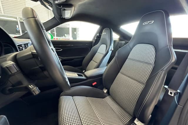 2018 Porsche 911 GT3 Touring in Exterior in Custom Color Non-Metallic — photo 4